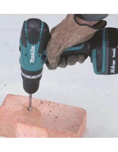 Taladro percutor a batería HP347D con cargador y set de brocas MAKITA. Ambiente.