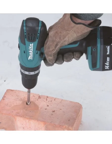 Taladro percutor a batería HP347D con cargador y set de brocas MAKITA. Ambiente.